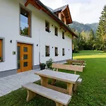 The Woodland Nook - One Bedroom With Balcony Апартаменты *