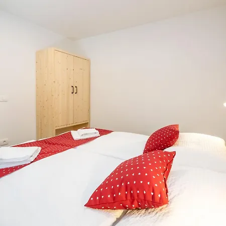 The Woodland Nook - One Bedroom With Balcony Apartment *